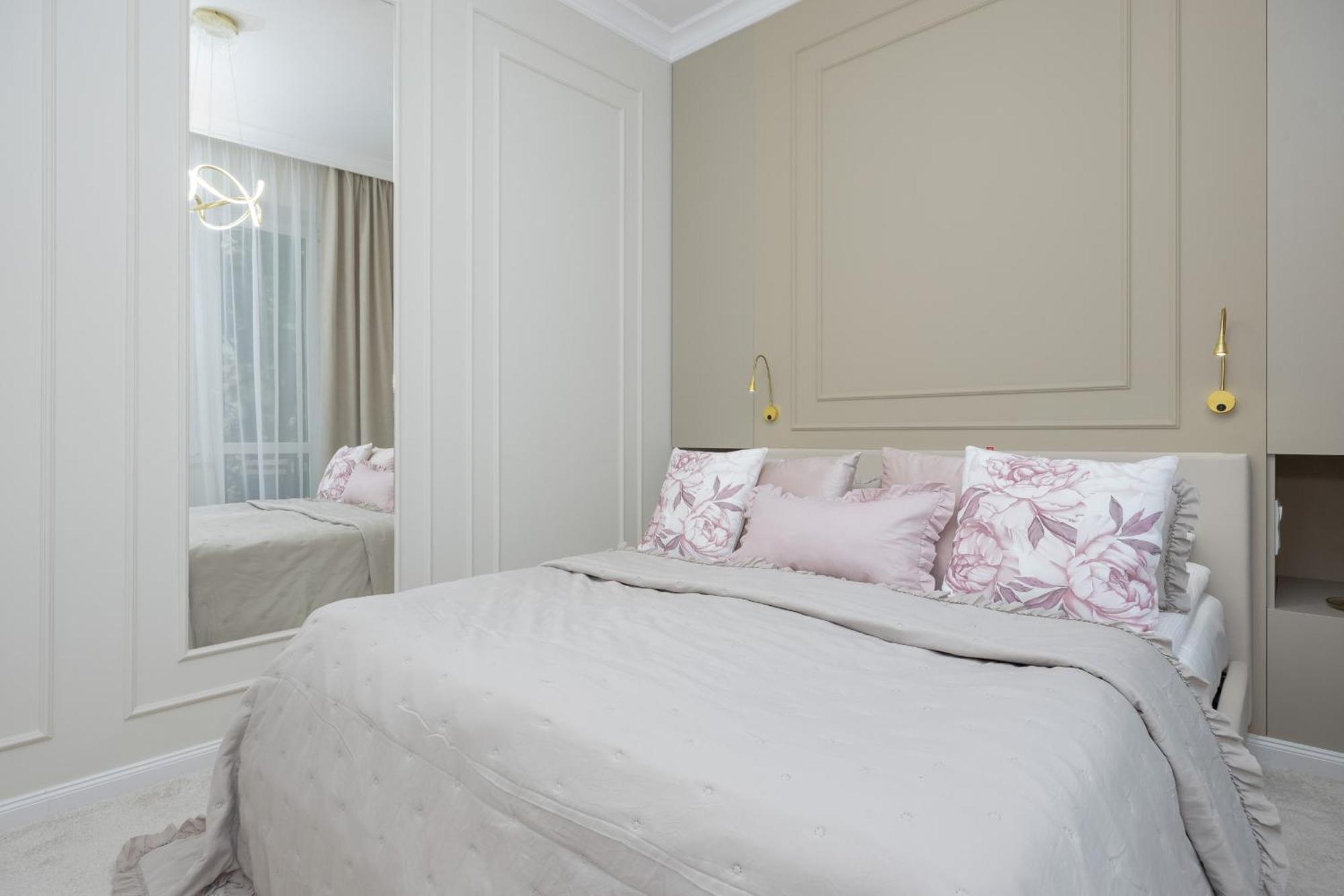 Elegant Grojecka In By Renters Apartament
